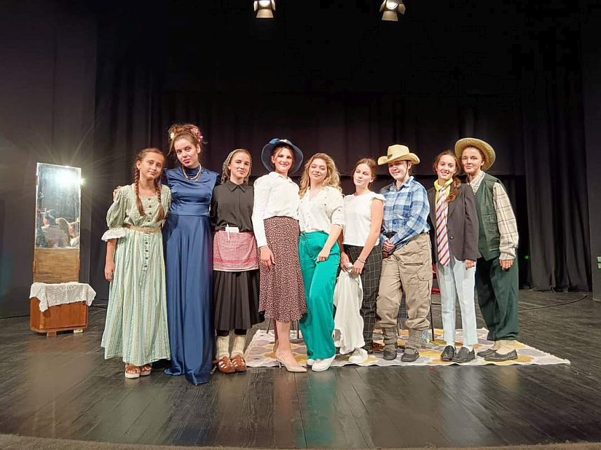 МРКОЊИЋ ГРАД, 28. СЕПТЕМБРА /СРНА/ - Градско позориште Мркоњић Град је представом "Покондирена тиква" освојило запажене награде на седмом Међународном фестивалу дјечијег драмског стваралаштва "Моравски цветић" који је одржан у општини Трстеник.