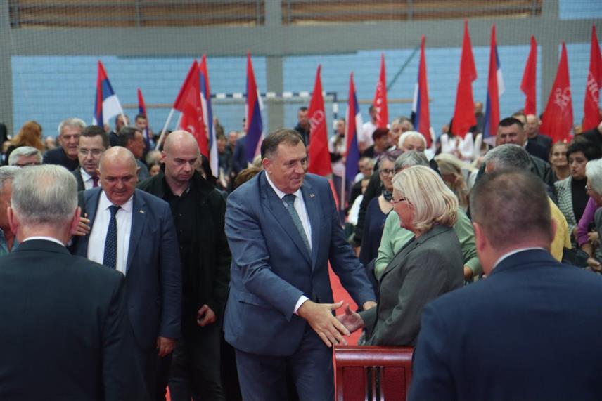 СРБАЦ, 28. СЕПТЕМБРА /СРНА/ - Предсједник СНСД-а Милорад Додик истакао је да је Србац великим скупом опет показао да је уз СНСД и да подржава политике ове партије./Борислав Здриња/