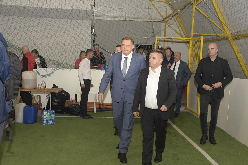 ЛАКТАШИ, 28. СЕПТЕМБАР /СРНА/ - Предсједник СНСД-а Милорад Додик у Александровцу код Лакташа, гдје је одржана предизборна трибина ове странке.