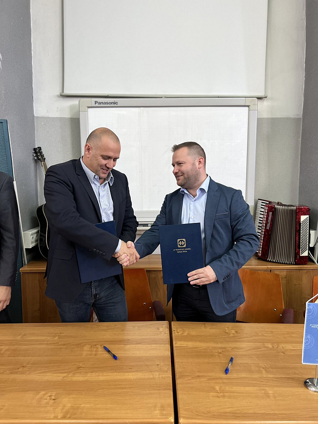 БАЊАЛУКА, 28. СЕПТЕМБРА /СРНА/ - Вршилац дужности директора "Службеног гласника Републике Српске" Милош Лукић и директор Техничке школе Бањалука Владимир Куваља потписали су споразум о сарадњи који предвиђа јачање сарадње на промоцији и развоју средњег стручног образовања.