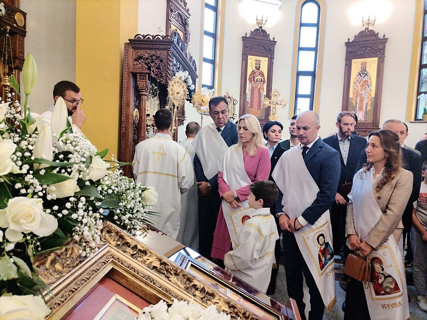 БАЊАЛУКА, 28. СЕПТЕМБРА /СРНА/ - У бањалучком насељу Паприковац почело је освештање Храма Светог великомученика Георгија у присуству великог броја вјерника, епископа и свештенства Српске православне цркве, као и српског члана Предсједништва БиХ Жељке Цвијановић.