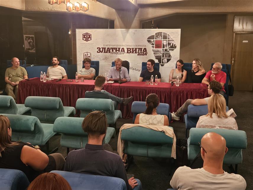 ПРИЈЕДОР, 28. СЕПТЕМБРА /СРНА/ - Синоћ је пред приједорском публиком Хрватско народно казалиште Осијек играло представу "Маратонци трче почасни круг" по тексту Душана Ковачевића и у режији Оље Ђорђевић.