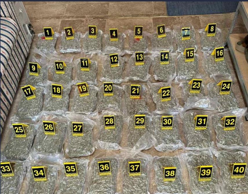 ПОДГОРИЦА, 28. СЕПТЕМБРА /СРНА/ - Припадници Граничне полиције Црне Горе пронашли су око 66 килограма сканка у рејону села Сукобин у Улцињу, а двије непознате особе побјегле су према Албанији.