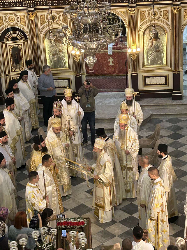 ПОДГОРИЦА, 29. СЕПТЕМБРА /СРНА/ - Његова светост патријарх српски Порфирије служио је данас Свету патријаршијску литургију у обновљеној катедралној цркви Светог Николе у Котору, одакле је поручио да у Царство Божје улазе мирни и скромни, а Царство небеско су и литургије.