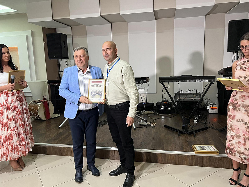 БИЈЕЉИНА, 29. СЕПТЕМБРА /СРНА/ - На петом "Крајишком прелу" које је одржано у Дворовима код Бијељине кандидату СНСД-а за градоначелника Микајлу Лазићу уручена је захвалница за допринос у раду Удружења Крајишника Бијељина.