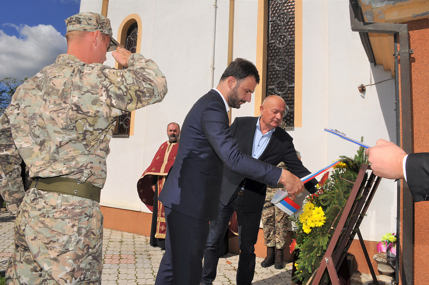 ПРИЈЕДОР, 29. СЕПТЕМБРА /СРНА/ - У Ракелићима код Приједора данас су обиљежене 32 године од формирања Четвртог батаљона 43. приједорске моторизоване бригаде и одата почаст борцима погинулим у Одбрамбено-отаџбинском рату.