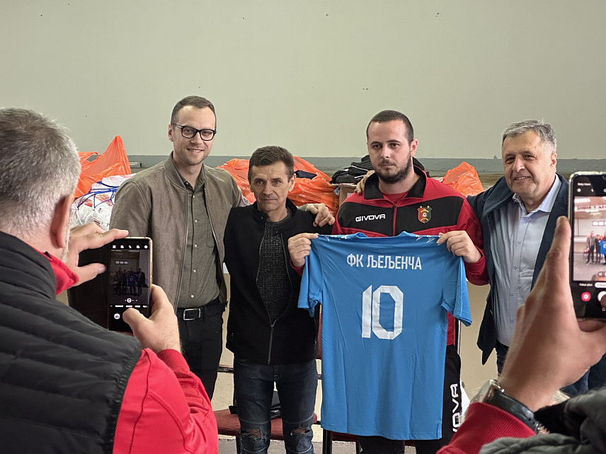 БИЈЕЉИНА, 29. СЕПТЕМБРА /СРНА/ - Кандидат СНСД-а за градоначелника Бијељине Микајло Лазић и носилац одборничке листе СНСД-а за Скупштину града Бијељина Бојан Савић посјетили су данас семберски Фудбалски клуб /ФК/ "Љељенча" и управи клуба уручили поклоне.