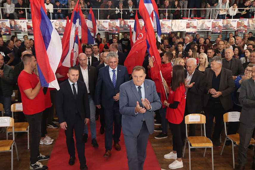 НЕВЕСИЊЕ, 29. СЕПTЕМБРА /СРНА/ - Предсједник СНСД-а Милорад Додик поручио је данас са централне трибине СНСД-а у Невесињу да ће подржати све пројекте које предложи ова општина и да никада неће престати да се бори за сваког грађанина Републике Српске./фото Борислав Здриња/