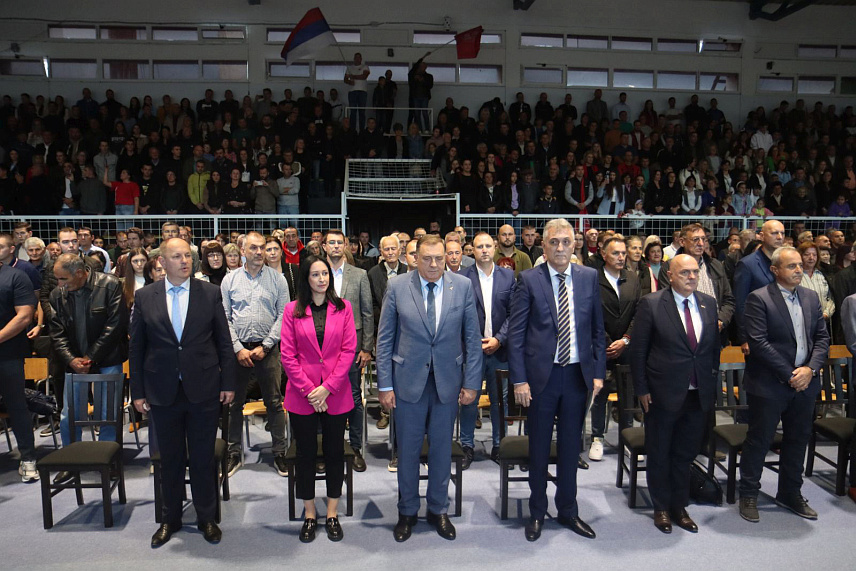 ГАЦКО, 29. СЕПТЕМБРА /СРНА/ - Предсједник СНСД-а Милорад Додик подржао је данас кадар те странке у Гацку, у напорима да та општина настави да се развија, стабилизује своју структуру и инфраструктуру./фото Борислав Здриња/