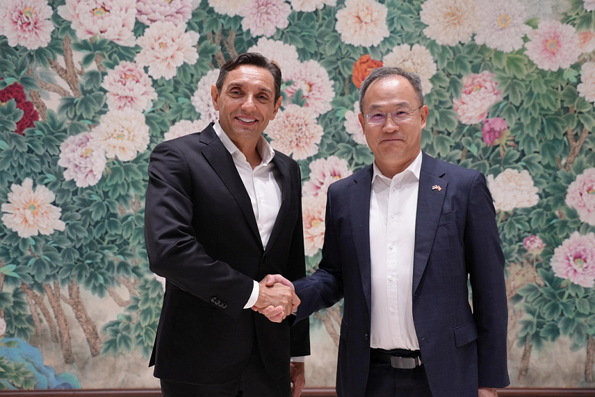 БЕОГРАД, 29. СЕПТЕМБРА /СРНА/ - Потпредсједник Владе Србије Александар Вулин и амбасадор Кине Ли Минг на састанку у Кинеском културном центру у Београду.