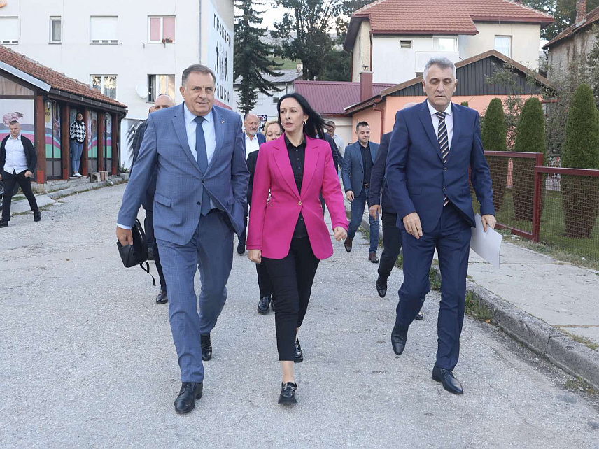 ГАЦКО, 29. СЕПТЕМБРА /СРНА/ - Предсједник Републике Српске Милорад Додик разговарао је вечерас у Гацку са министром државне управе и локалне самоуправе Србије Јеленом Жарић Ковачевић и истакао да је поносан што је дио екипе са предсједником Србије Александром Вучићем која је у свакој општини Српске направила неки од пројеката и што постоји договор да то буде настављено./фото Борислав Здриња/