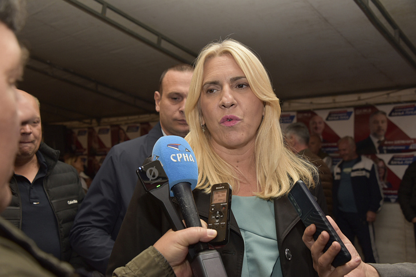 БАЊАЛУКА, 29. СЕПТЕМБАР /СРНА/ - Потпредсједник СНСД-а Жељка Цвијановић на трибини у насељу Кола.