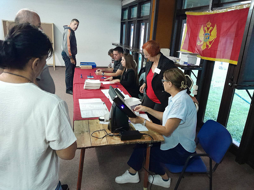 ПОДГОРИЦА, 29. СЕПТЕМБРА /СРНА/ - Бирачка мјеста за ванредне локалне изборе у Подгорици и Котору отворена су јутрос на вријеме, потврдили су из изборних комисија ових локалних заједница.