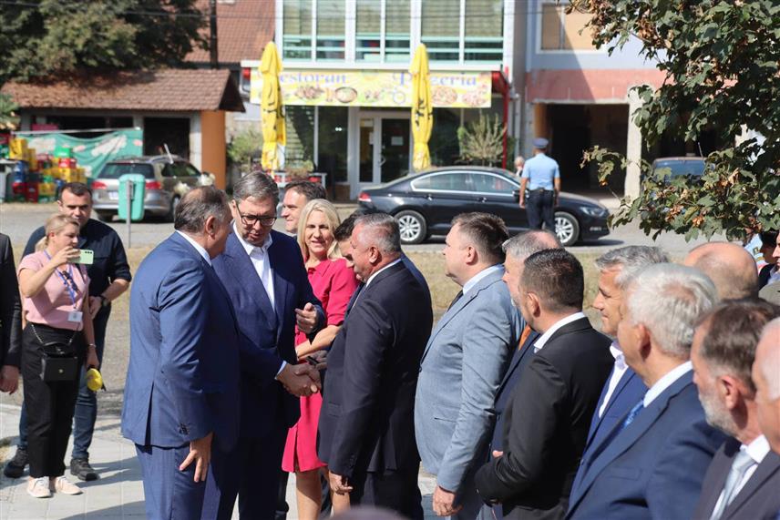 СТАНАРИ, 2. СЕПТЕМБРА /СРНА/ - Предсједник Републике Српске Милорад Додик и предсједник Србије Александар Вучић стигли су у Станаре гдје ће данас бити отворен Дом здравља "Србија". Присутни су предсједник Народне скупштине Републике Српске Ненад Стевандић, предсједник Владе Радован Вишковић и српски члан Предсједништва БиХ Жељка Цвијановић, министри у Влади Српске и остале званице./Фото - Борислав Здриња/