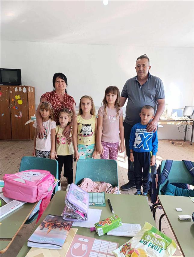 КРУПА НА УНИ, 2. СЕПТЕМБРА /СРНА/ - Предсједник Скупштине општине Крупа на Уни Весна Недимовић и потпредсједник локалног парламента Милорад Ковачевић уручили су данас поклоне ученицима првог разреда Основне школе "Бранко Ћопић".