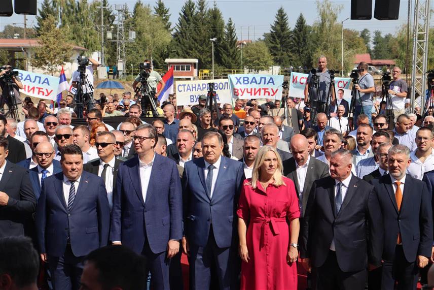 СТАНАРИ, 2. СЕПТЕМБРА /СРНА/ - Свечаност отварања Дома здравља "Србија" којој присуствују предсједници Републике Српске Милорад Додик и Србије Александар Вучић, предсједник Народне скупштине Републике Српске Ненад Стевандић, предсједник Владе Радован Вишковић и српски члан Предсједништва БиХ Жељка Цвијановић, министри у Влади Српске../Фото - Борислав Здриња/