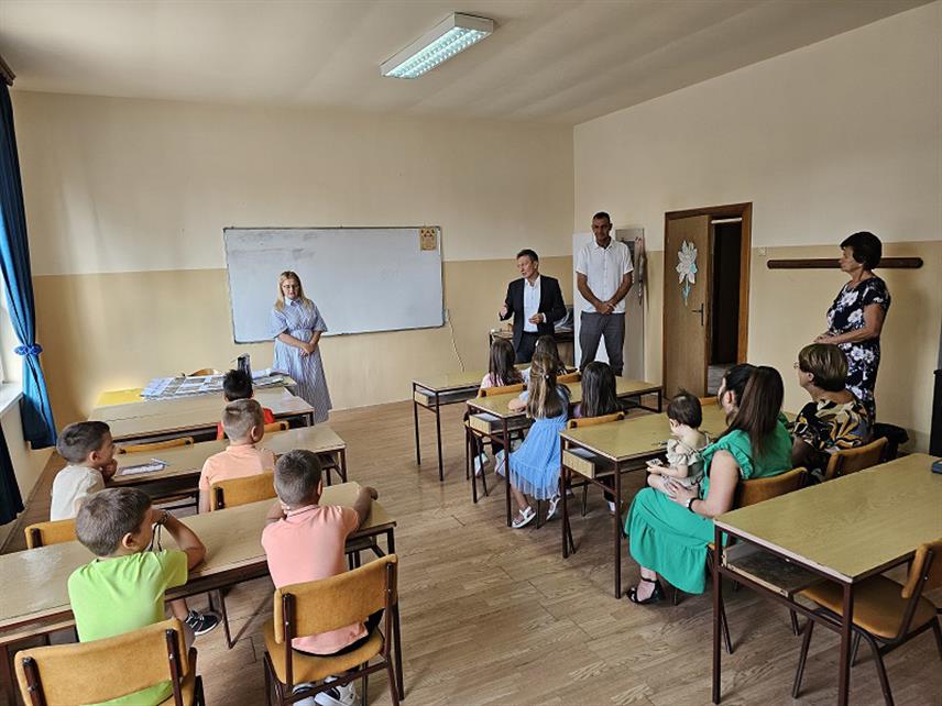 УГЉЕВИК, 2. СЕПТЕМБРА /СРНА/ - Првог дана нове школске године начелник Угљевика Василије Перић посјетио је Подручну основну школу у Угљевичкој Обријежи за чије је уређење из општинског буџета издвојено 10.000 КМ.