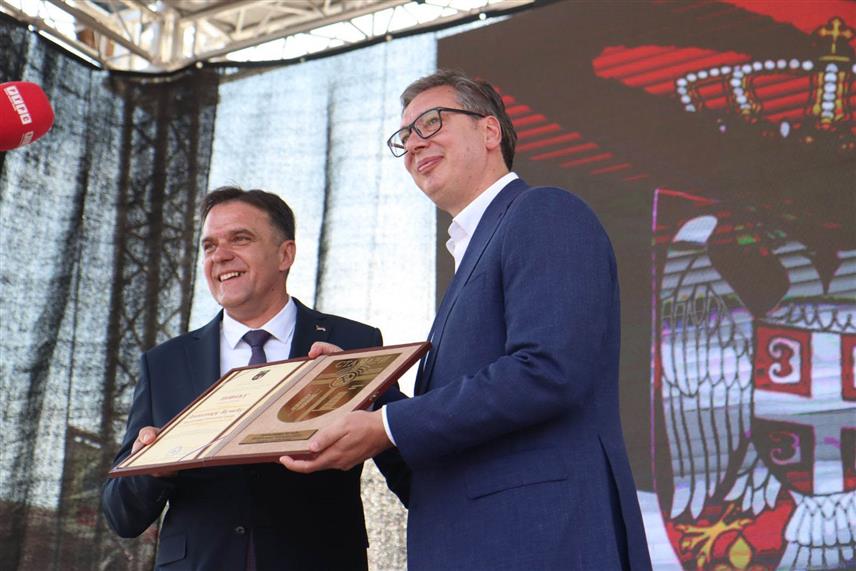 СТАНАРИ, 2. СЕПТЕМБРА /СРНА/ - Начелник општине Радојица Ћелић уручио је предсједнику Србије Александру Вучићу повељу општине поводом исказане братске љубави, али и помоћи и подршке овој локалној заједници. /Фото - Борислав Здриња/