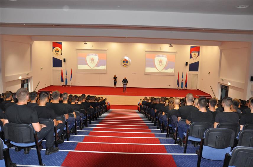 БАЊАЛУКА, 2. СЕПТЕМБРА /СРНА/ - Директор Полиције Републике Српске Синиша Кострешевић пожелио је данас сретан почетак школске године ученицима Средње школе унутрашњих послова и на првом школском часу истакао да је полицијски посао тежак и захтјеван, али лијеп и хуман.