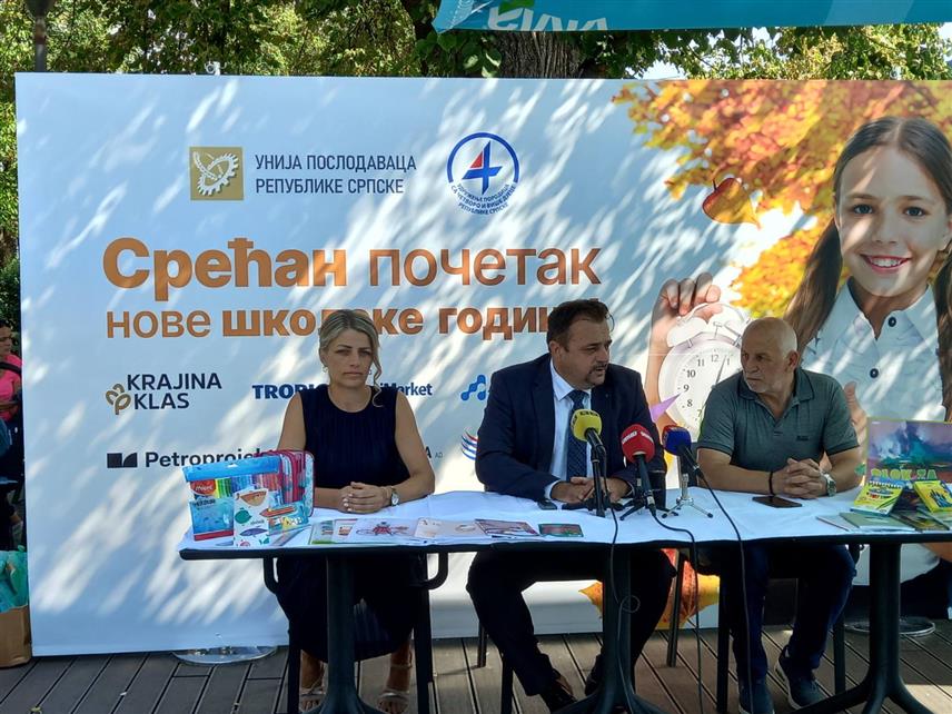 БАЊАЛУКА, 2. СЕПТЕМБРА /СРНА/ - Предсједник Уније послодаваца Републике Српске Саша Аћић, предсједник Удружења породица са четворо и више дјеце Бањалука /Удружење "Четири плус"/ Јован Радовановић и Ведрана Штрбац, мајка петоро дјеце на конференцији за новинаре у Бањалуци.