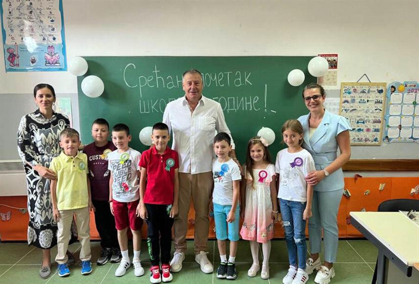 ИСТОЧНИ СТАРИ ГРАД, 2. СЕПТЕМБРА /СРНА/ - Начелник општине Источни Стари Град Бојо Гашановић, уручио је новчане поклоне ученицима који похађају наставу у подручним одјељењима Основне школе "Мокро" на Хреши и Вучијој Луци.