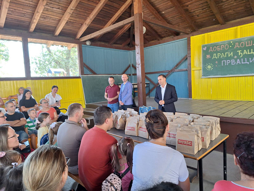 ШАМАЦ, 2. СЕПTЕМБРА /СРНА/ - За 97 првачића у Шамцу општина је даровала по 150 КМ како би помогла родитељима за полазак дјеце у школу.