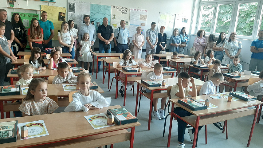 ФОЧА, 2. СЕПТЕМБРА /СРНА/ - У основним школама "Веселин Маслеша" и "Свети Сава" у Фочи нова школска година данас је почела за 1.070 ђака, а осим у двије централне, настава је на вријеме почела и у подручним школама у Миљевини, Драгочави, Броду на Дрини и Поповом Мосту.