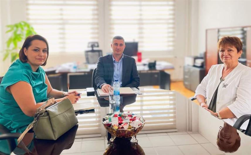 ПАЛЕ, 2. СЕПТЕМБРА /СРНА/ - Вршилац дужности директора Завода за запошљавање Републике Српске Дамјан данас је организовао радни састанак на Палама са представницима Федералног завода за запошљавање, те их упознао са тренутном ситуацијом на тржишту рада у Републици Српској и активностима које се предузимају са циљем наставка смањења незапослености.