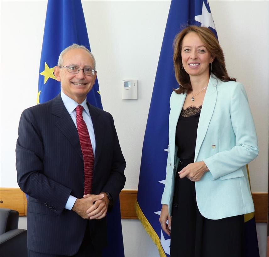 САРАЈЕВО, 2. СЕПТЕМБРА /СРНА/ - Министар цивилних послова у Савјету министара Дубравка Бошњак и амбасадор Италије у БиХ Марко ди Руца разговарали су у Сарајеву о досадашњим активностима у процесу закључења споразума између Владе Италије и Савјета министара о оснивању Италијанског института за културу у БиХ.