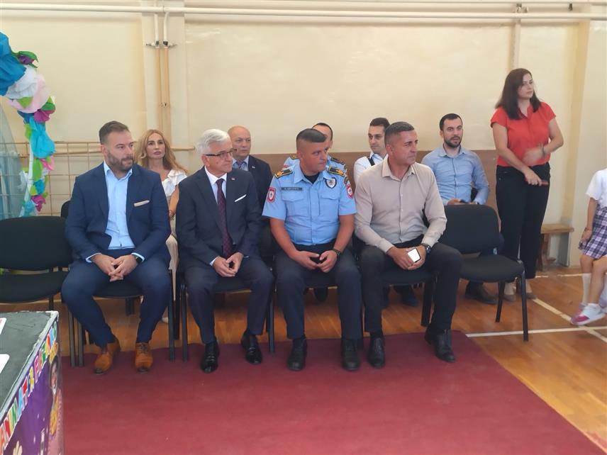 БАЊАЛУКА, 2. СЕПТЕМБРА /СРНА/ - Министар саобраћаја и веза Репубике Српске Недељко Чубриловић у Основној школи "Јован Цвијић" у Бањалуци, гдје је почела превентивно-едукативна кампања "Возачи, школа је за нас, опрез је за вас!".