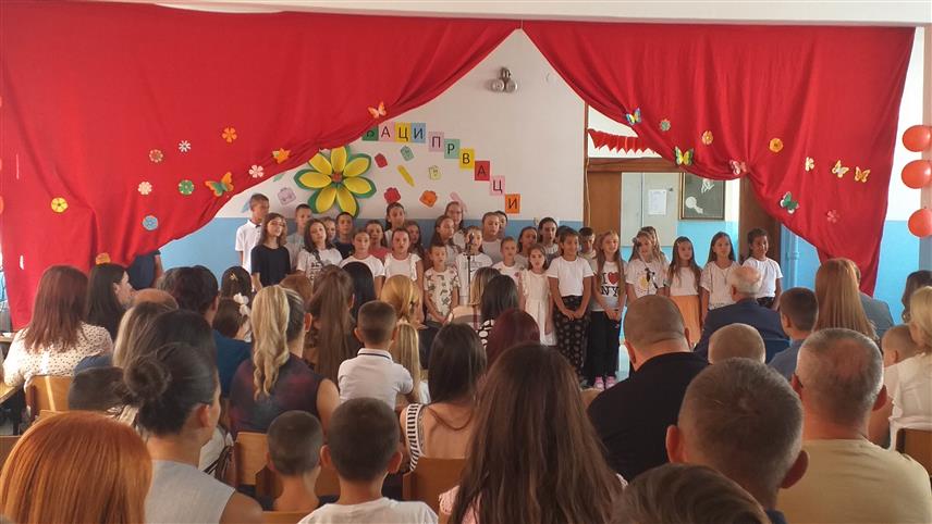 МИЛИЋИ, 2. СЕПTЕМБРА /СРНА/- Првачићи Основне школе /ОШ/ "Алекса Јакшић" у Милићима дочекани су приредбом коју су извели њихови другари чланови рецитаторске, хорске и Фолклорне секције.