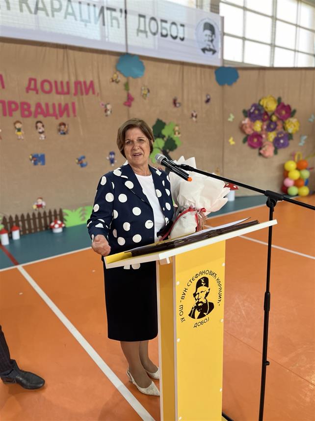 ДОБОЈ, 2. СЕМТЕМБРА /СРНА/ - Министар просвјете и културе Републике Српске Жељка Стојичић присуствовала је приредби поводом пријема 130 првачића у Основној школи /ОШ/ "Вук Караџић у Добоју.