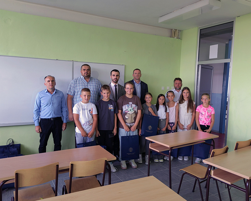 ГЛАМОЧ, 2. СЕПТЕМБРА /СРНА/ - Предсједник Републике Српске Милорад Додик донирао је ученицима у Гламочу уџбенике за предмете српски језик, историја и географија, рекао је Срни начелник ове општине Небојша Радивојша.