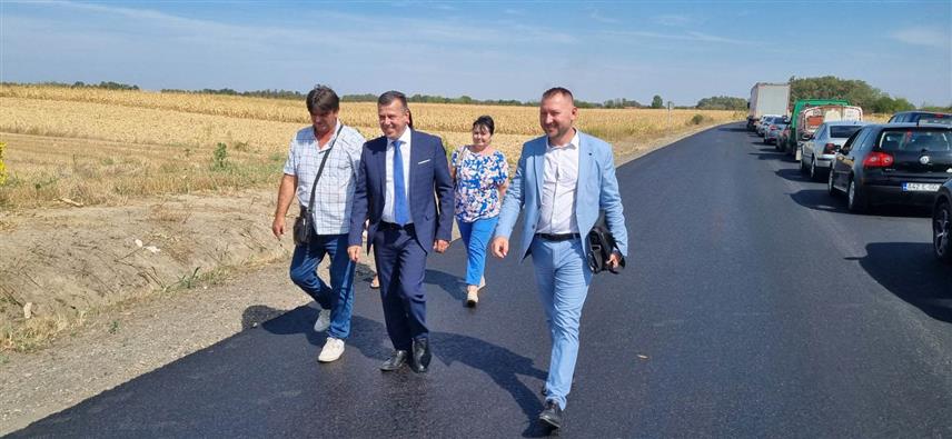 БИЈЕЉИНА, 2. СЕПTЕМБРА /СРНА/ - Директор предузећа "Путеви Републике Српске" Милан Дакић је данас посјетио мјесто радова на дионици магисталног пута Доња Буковица - Вршани - Бијељина са директором "Бијељина-пута" Немањом Ђаковићем.