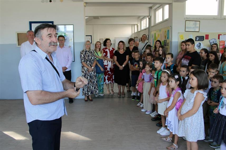 ЛОПАРЕ, 2. СЕПТЕМБРА /СРНА/ - У три централне основне школе са подручним одјељењима на подручју општине Лопаре и Средњошколски центар "Вук Караџић" на почетку нове школске године уписано је 448 основаца и 164 средњошколца.