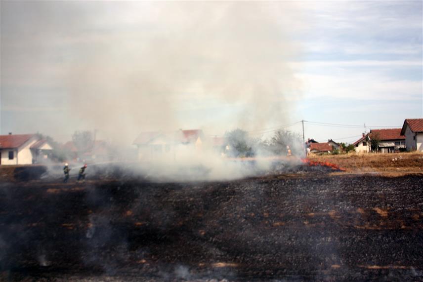 МОДРИЧА, 2. СЕПТЕМББРА /СРНА/ - Припадници Територијалне ватрогасне службе Модрича брзом интервенцијом и уз помоћ мјештана угасили су пожар који је избио у ободном каналу и захватио око хектар ниског растиња.