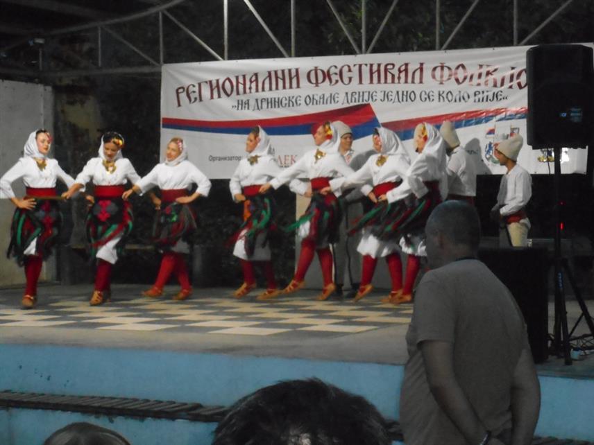 БРАТУНАЦ, 2. СЕПТЕМБРА /СРНА/ - Регионални фестивал фолклора "На дринске обале двије, једно се коло вије", започет у суботу, 31. августа, у Бајиној Башти завршен је на Тргу Милоша Обилића у Братунцу.