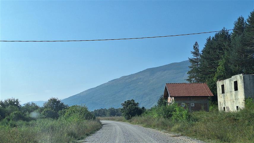 ЛИВНО, 2. СЕПТЕМБРА /СРНА/ - Малобројни српски повратници у српском селу Губин код Ливна деценијама живе без воде, а повратнички живот им додатно отежава и лош макадамски пут.