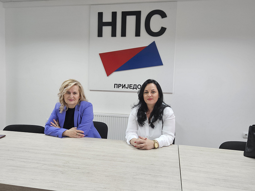 ПРИЈЕДОР, 30. СЕПТЕМБРА /СРНА/ - Кандидат Народне партије Српске /НПС/ за одборника у Скупштини града Приједора Сања Муњиза и кандидат НПС-а за одборника у Скупштини града Приједора Данијела Дроњак на конференцији за новинаре.