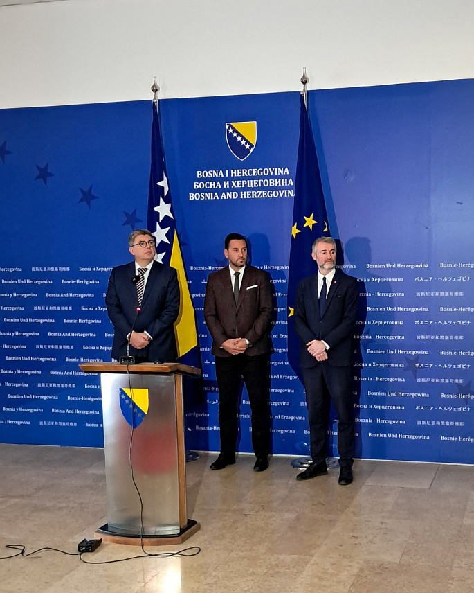 САРАЈЕВО, 30. СЕПТЕМБРА /СРНА/ - Министар комуникација и транспорта у Савјету министара Един Форто и представници Агенције за идентификацијоне документе, евиденцију и размјену података /ИДДЕЕА/ БиХ Алмир Бадњевић и "БХ телекома" Амел Ковачевић на конференцији за новинаре у Сарајеву.