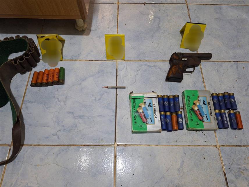 МИЛИЋИ, 30. СЕПШTЕМБРА /СРНА/ - Мушкарац из Милића ухапшен је због сумње да је физички напао и повриједио полицијског службеника који је био ван дужности, а претходно му је упутио повреде опасне по живот, a полиција је претресoм куће и помоћних објеката које користи С.Б. пронашла je и одузела ловачки опасач са шест патрона, електро детонаторска каписла и руски сигнални пиштољ са двије папирне кутије за пушчане патроне са 16 комада патрона.