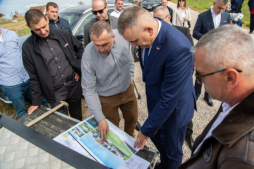 ПРЊАВОР, 30. СЕПТЕМБРА /СРНА/ - Министар пољопривреде шумарства и водопривреде Републике Српске Саво Минић присуствовао почетку изградње "Наше мљекаре" у Горњим Штрпцима, код Прњавора, у чијем ће фокусу бити производња сирева и маслаца.