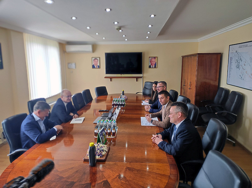 МОДРИЧА, 30. СЕПТЕМБРА /СРНА/ - Министар трговине и туризма Републике Српске Денис Шулић је данас посјетио Рафинерију уља Модрича и разговарао са генералним директором компаније Владимиром Онишченком.	