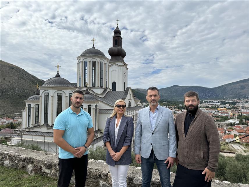 МОСTАР, 30. СЕПTЕМБРА /СРНА/ - Замјеник предсједника Градског вијећа Мостара Велибор Миливојевић посјетио је данас комплекс Саборне цркве и Старе цркве у Мостару. Миливојевић је посјету уприличио са сарадницима и старјешином Саборне цркве Свете Tројице Душком Којићем. У делегацији су били шеф Канцеларије Републике Српске у Мостару Горица Рашовић, те запослени у Канцеларији Душко Савић.	