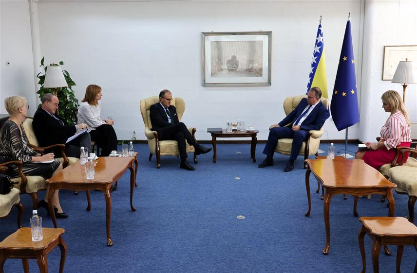 САРАЈЕВО, 30. СЕПТЕМБРА /СРНА/ - Шеф Делегације ЕУ у БиХ Луиђи Сорека током наступне посјете код предсједника Владе Федерације БиХ /ФБиХ/ Нермина Никшића.