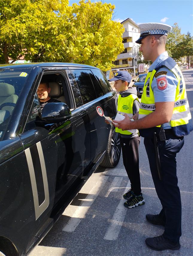МИЛИЋИ 30. СЕПTЕМБРА /СРНА/ - Ауто-мото друштво Милићи у сарадњи са Полицијском станицом и ученицима Основне школе "Алекса Јакшић" спровели су превентивну кампању "Возачи, школа је за нас, опрез је за вас" с циљем повећање нивоа безбједности дјеце у саобраћају и пажње возача, посебно у школским зонама.	