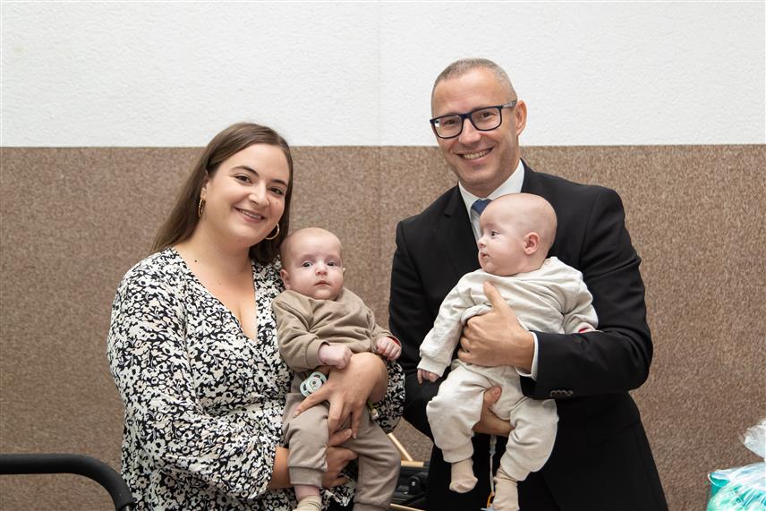 ПРЊАВОР, 30. СЕПТЕМБРА /СРНА/ - У Прњавору је данас организован пријем за родитеље 77 беба које су рођене у трећем кварталу ове године, те су им уручени поклон-пакети.	