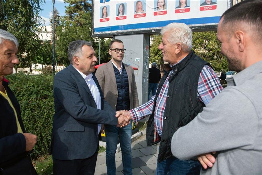 БИЈЕЉИНА, 30. СЕПTЕМБРА /СРНА/ - Кандидат СНСД-а за градоначелника Бијељине Микајло Лазић данас је, заједно са носиоцем листе СНСД-а са Скупштину града Бијељина Бојаном Савићем и кандидатима ове странке за одборнике у Скупштини града Бијељина, прошетао улицама Бијељине.	