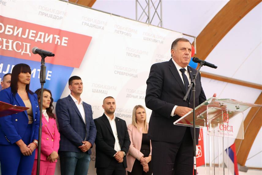 БЕРКОВИЋИ, 30. СЕПТЕМБРА /СРНА/ - Предсједник СНСД-а Милорад Додик рекао је да је у Берковићима у току реализација два највећа енергетска пројекта Хидроелектране "Дабар" и Вјетроелектране "Хргуд", уз које ће бити ријешено и питање локалне инфраструктуре и други пројекти како би та херцеговачка општина била развијена како заслужује.