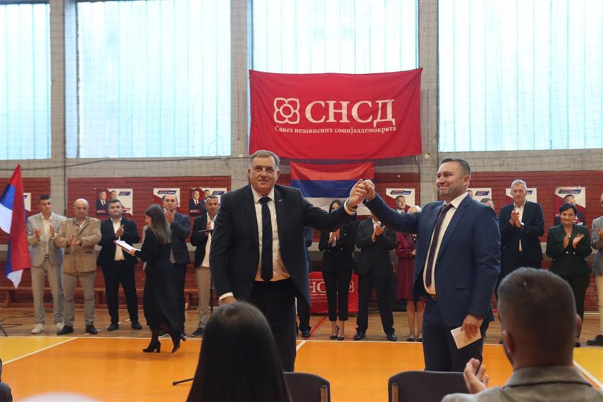 ЉУБИЊЕ, 30. СЕПТЕМБРА /СРНА/ - Централна трибина СНСД-а одржана данас у Љубињу на којој су представљени кандидати СНСД-а за одборнике у Скупштини општине Љубиње и кандидат СНСД-а за начелника општине. /фото - Борислав Здриња/	